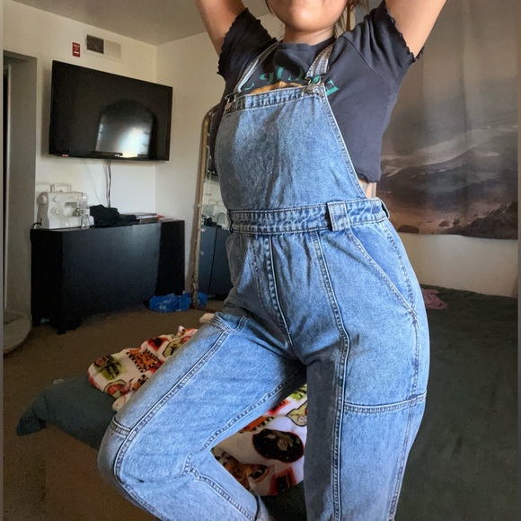 Levi’s Mom Utility Overalls - Picture 7 of 9